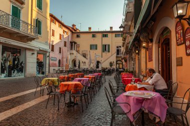 BARDOLINO, İTALYA 16 Eylül 2020: İtalya 'daki Bardolino Karakteristik Geçidi