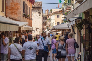 LAZISE, İTALYA 16 EYLÜL 2020: İtalya 'da Lazise' de yürüyen insan ve turistlerle dolu bir sokak