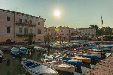 BARDOLINO, İTALYA 16 Eylül 2020: Bardolino Garda Gölü 'nde renkli tekneleri olan liman