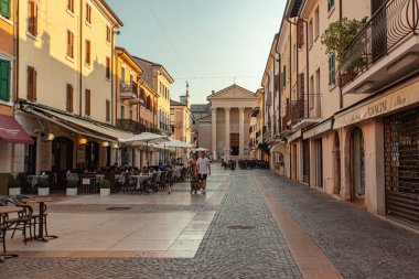 BARDOLINO, İTALYA 16 Eylül 2020: Ana kilise veya Patronale Kilisesi ile Bardolino ana caddesi