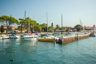 LAZISE, İTALYA 16 Eylül 2020: Garda Gölü 'ndeki Lazise Limanı