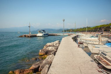 LAZISE, İTALYA 16 Eylül 2020: Garda Gölü 'ndeki Lazise Limanı
