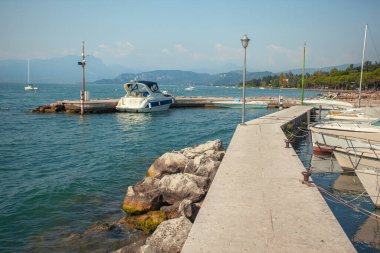 LAZISE, İTALYA 16 Eylül 2020: Garda Gölü 'ndeki Lazise Limanı
