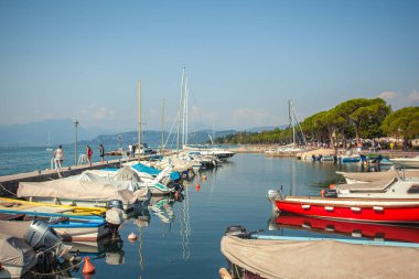 LAZISE, İTALYA 16 Eylül 2020: Garda Gölü 'ndeki Lazise Limanı