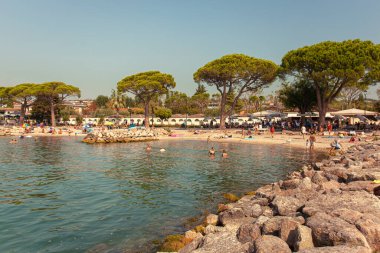 LAZISE, İTALYA 16 EYLÜL 2020: Lazise Garda Gölü 'nde plaj