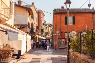 LAZISE, İTALYA 16 EYLÜL 2020: Lazise Caddesi 'nde yürüyen insanlar