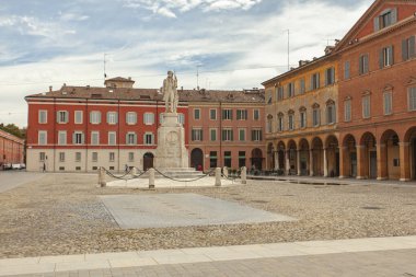 Modena, İtalya 'daki Piazza Roma. Modena 'nın tarihi merkezindeki İngiliz Roman meydanında