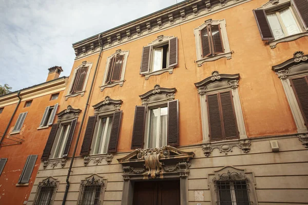 Исторические Детали Фасада Здания Городе Модена Италия — стоковое фото
