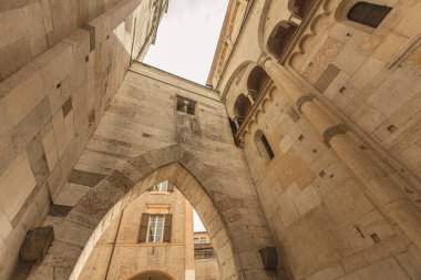 İtalya 'daki Modena Katedrali' nin yanındaki sokakta.