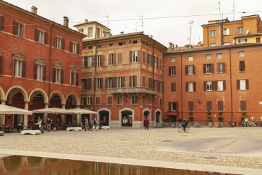 MODENA, İtalya 1 Ekim 2020: Modena, İtalya 'da Piazza Roma. Modena 'nın tarihi merkezindeki İngiliz Roman meydanında