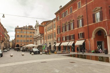 MODENA, İtalya 1 Ekim 2020: Modena, İtalya 'da Piazza Roma. Modena 'nın tarihi merkezindeki İngiliz Roman meydanında