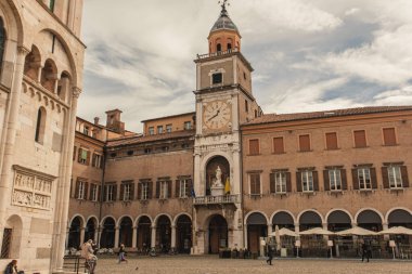 MODENA, 1 EKİM 2020: Modena 'daki Piazza Grande, Modena' daki İngiliz Grande Meydanı
