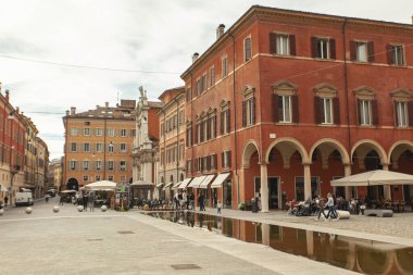 MODENA, İtalya 1 Ekim 2020: Modena, İtalya 'da Piazza Roma. Modena 'nın tarihi merkezindeki İngiliz Roman meydanında