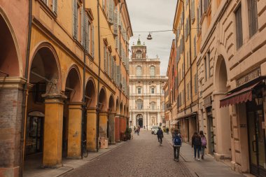 MODENA, İtalya 1 Ekim 2020: Modena, İtalya 'da Piazza Roma. Modena 'nın tarihi merkezindeki İngiliz Roman meydanında