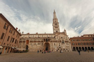 MODENA, İTALYA 1 EKİM 2020: Modena 'nın tarihi şehir merkezindeki katedrali