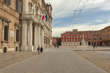 MODENA, İtalya 1 Ekim 2020: Modena, İtalya 'da Piazza Roma. Modena 'nın tarihi merkezindeki İngiliz Roman meydanında