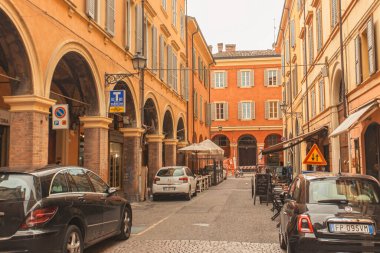 MODENA, İTALYA 10 EKİM 2020: Modena 'nın tarihi binalarla dolu sokağı