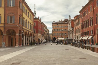 MODENA, İtalya 1 Ekim 2020: Modena, İtalya 'da Piazza Roma. Modena 'nın tarihi merkezindeki İngiliz Roman meydanında