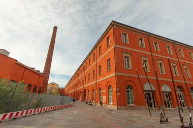 MODENA, İTALYA 1 EKİM 2020: İtalya 'da bacası olan eski bir sanayi binasının ayrıntıları