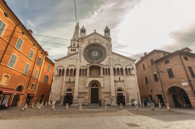 MODENA, İTALYA 1 EKİM 2020: Modena 'nın tarihi şehir merkezindeki katedrali
