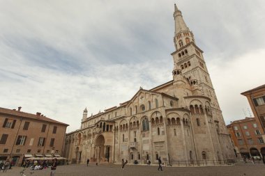 MODENA, İTALYA 1 EKİM 2020: Modena 'nın tarihi şehir merkezindeki katedrali