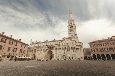 MODENA, 1 EKİM 2020: Modena, İtalya 'da Duomo ile Piazza Grande' nin Manzarası