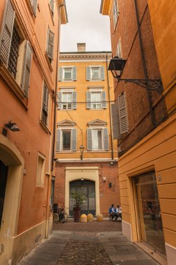 MODENA, İTALYA 10 EKİM 2020: Modena 'nın tarihi binalarla dolu sokağı