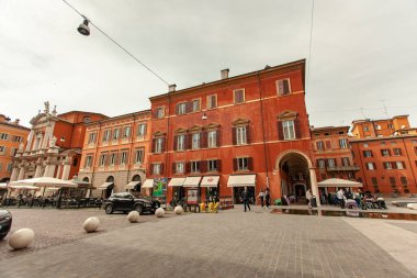 MODENA, İtalya 1 Ekim 2020: Modena, İtalya 'da Piazza Roma. Modena 'nın tarihi merkezindeki İngiliz Roman meydanında