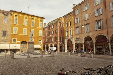 MODENA, 1 EKİM 2020: Modena 'daki Piazza Torre, Modena' daki İngiliz Kulesi Meydanı