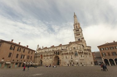MODENA, İTALYA 1 EKİM 2020: Modena 'nın tarihi şehir merkezindeki katedrali