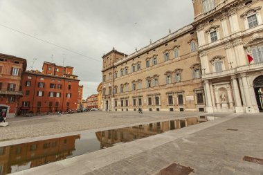 MODENA, İtalya 1 Ekim 2020: Modena, İtalya 'da Piazza Roma. Modena 'nın tarihi merkezindeki İngiliz Roman meydanında
