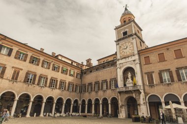 MODENA, 1 EKİM 2020: Modena 'daki Piazza Grande, Modena' daki İngiliz Grande Meydanı