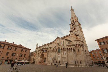 MODENA, İTALYA 1 EKİM 2020: Modena 'nın tarihi şehir merkezindeki katedrali