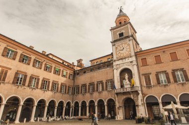MODENA, 1 EKİM 2020: Modena 'daki Piazza Grande, Modena' daki İngiliz Grande Meydanı