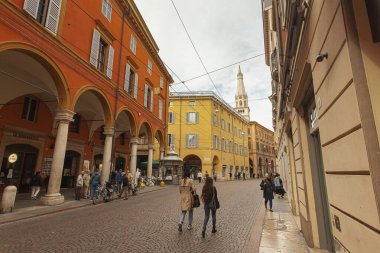 MODENA, 1 EKİM 2020: İtalya Modena 'daki Emilia Centro sokağı manzarası