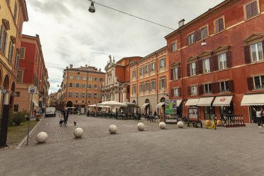MODENA, İtalya 1 Ekim 2020: Modena, İtalya 'da Piazza Roma. Modena 'nın tarihi merkezindeki İngiliz Roman meydanında