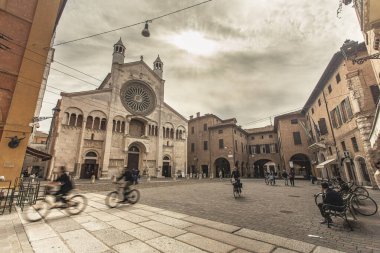 MODENA, İTALYA 1 EKİM 2020: Modena 'nın tarihi şehir merkezindeki katedrali