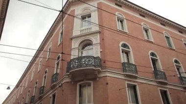 Modena bina ayrıntıları