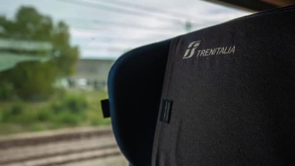 トレニタリアのロゴ旅行中の窓の近くの列車の座席の詳細4 — ストック動画