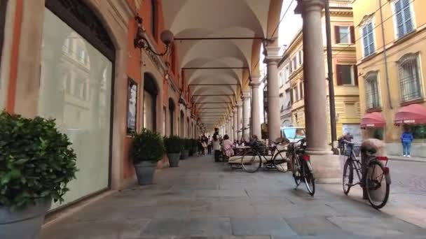 Utsikt över Via Emilia Centro i Modena, Italien 16 — Stockvideo
