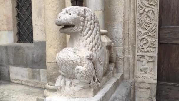 Lion statue in Duomo of Modena in Italy — Stock Video