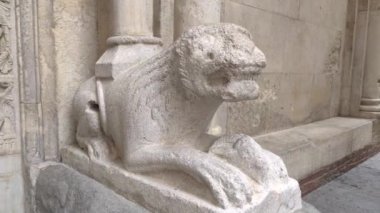 İtalya, Modena 'lı Duomo' da aslan heykeli