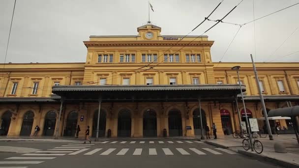 Modena, İtalya 'daki tren istasyonu — Stok video