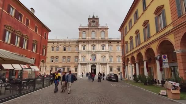 Площадь Рома в городе Модена, Италия 4 — стоковое видео
