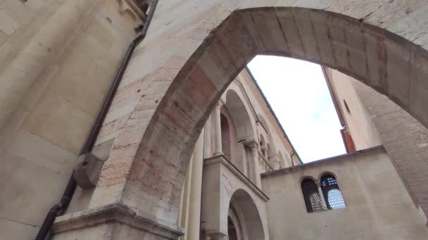Duomo van Modena arcades — Stockvideo