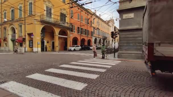 Pohled na Via Emilia Centro v Modeně, Itálie 15 — Stock video