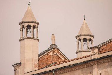 Modena 'nın İtalya' daki Duomo 'sunun mimari detaylarını yakından çek.