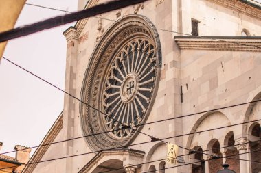 Modena 'nın İtalya' daki Duomo 'sunun mimari detaylarını yakından çek.