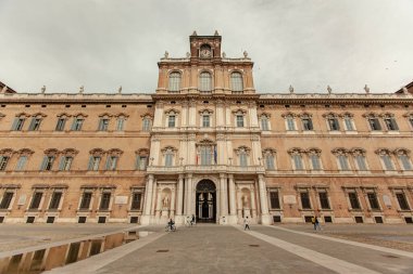 Modena, İtalya 'daki Palazzo Ducale Sarayı. Modena 'daki İngiliz Dükalığı sarayında, tarihi İtalyan şehri..