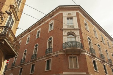 İtalya 'nın Modena şehrinde tarihi bina ön cephe ayrıntıları